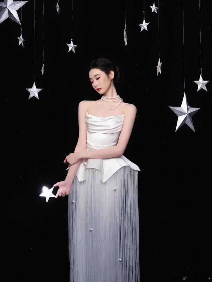 张艺凡在线等一个建议 刷到张艺凡出发图直接被美晕！流苏帽真的太加分了，自带仙气b