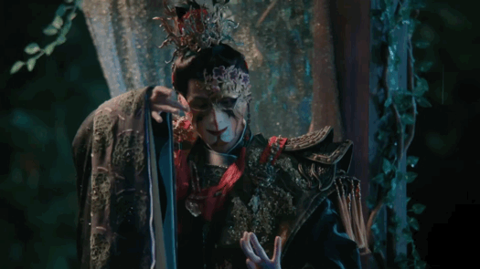 徐正溪新剧变脸比翻书还快 傀儡师与戏曲迷的碰撞，在徐正溪这儿成了绝杀。鬼牡丹变脸