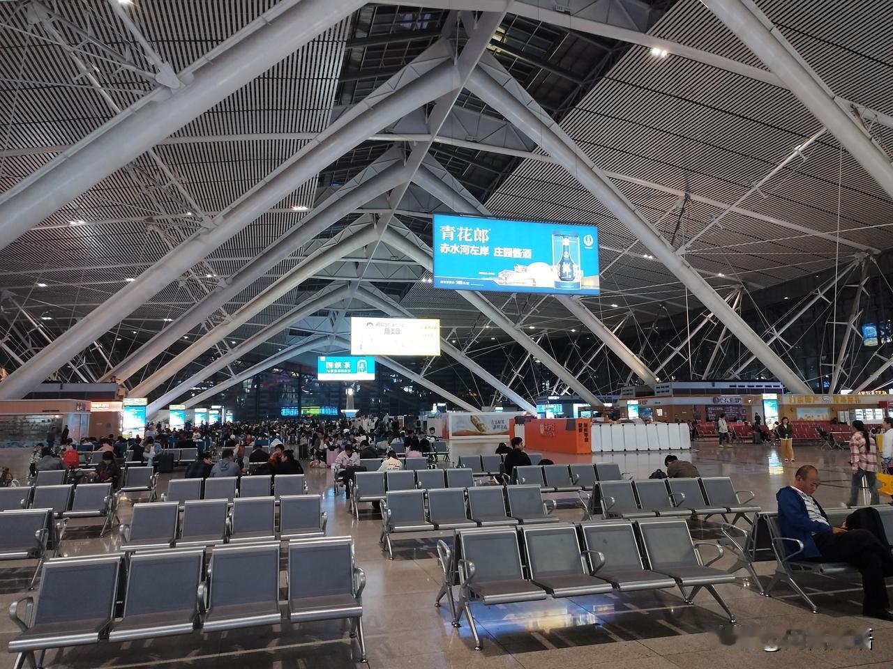 吃了早饭，5:00出发，5:20分到了北站，加热水，上厕所，一切准备就绪，坐等检