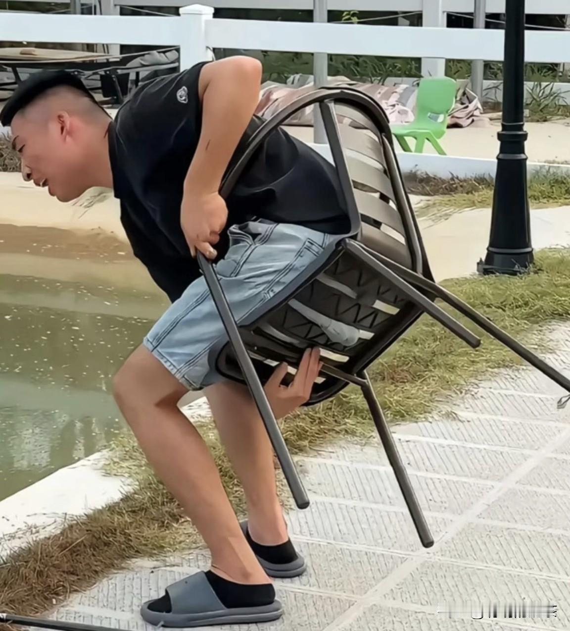 出门在外一定不要坐这种椅子，伤害不大却侮辱性极强！一不小心很容易让自己受伤！