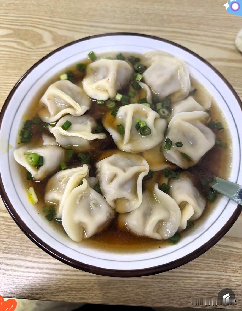 一位姑娘吃完饺子忘了付钱，到家想起立刻开车折返，老板非但不怪，还心疼她油钱比饭钱