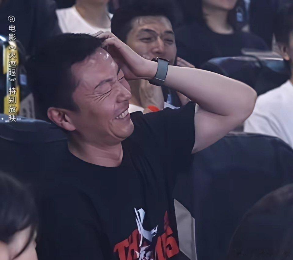 吴京还是懂辈分的，虽然年长十岁，知道叫苗哥，当初谢苗在香港大火的时候，吴京还没啥