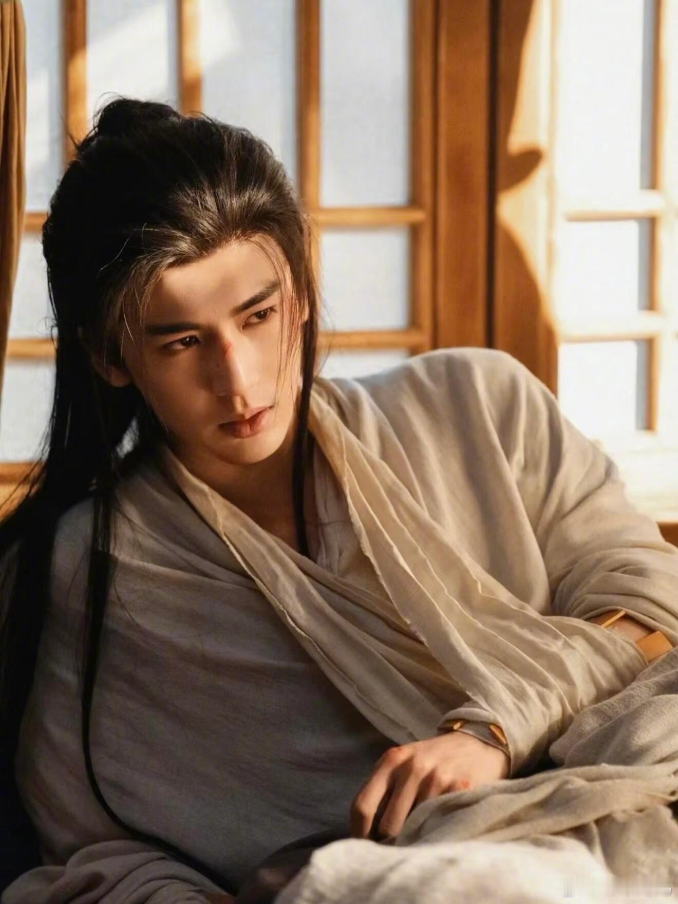 逐玉庆功宴张凌赫为逐玉庆功宴准备的伴手礼，手写信和海东青元素的中式巧克力，好用心