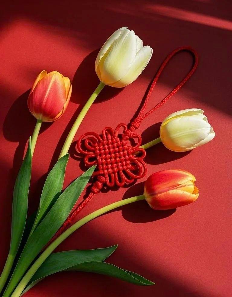 他蹲在工地角落啃馒头，手机里是女儿发来的视频：幼儿园表演，喊爸爸。
他没敢回，怕