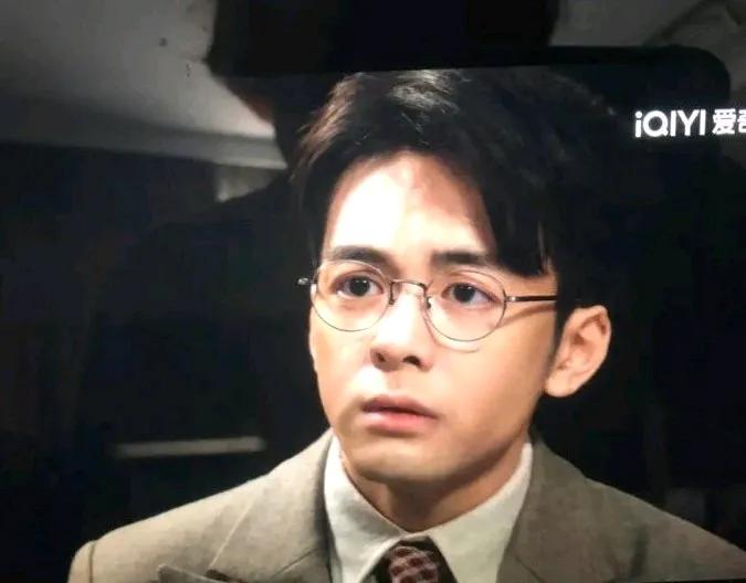 我觉得曾舜晞的问题不是演技，是眼神。
他看人的眼神不坦荡，唯唯诺诺的。这不是剧情