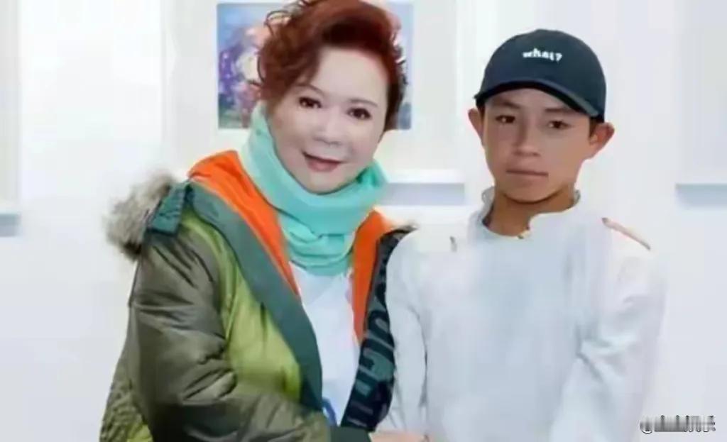 原来他就是蔡明的儿子，39岁才华出众，却成了蔡明最大的“心病”！丁丁从小被送往英