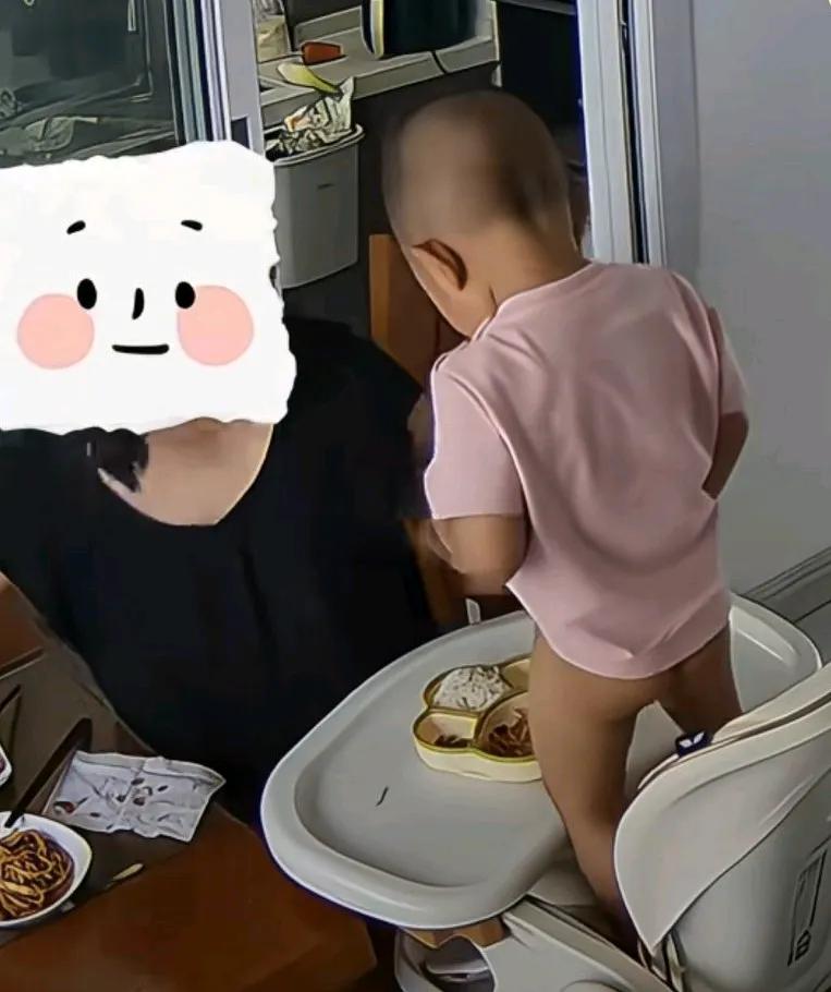 孩子餐桌吃饭时尿在饭碗里，孩子正在吃饭，突然站立起来，
对着饭碗就开始撒起尿来，