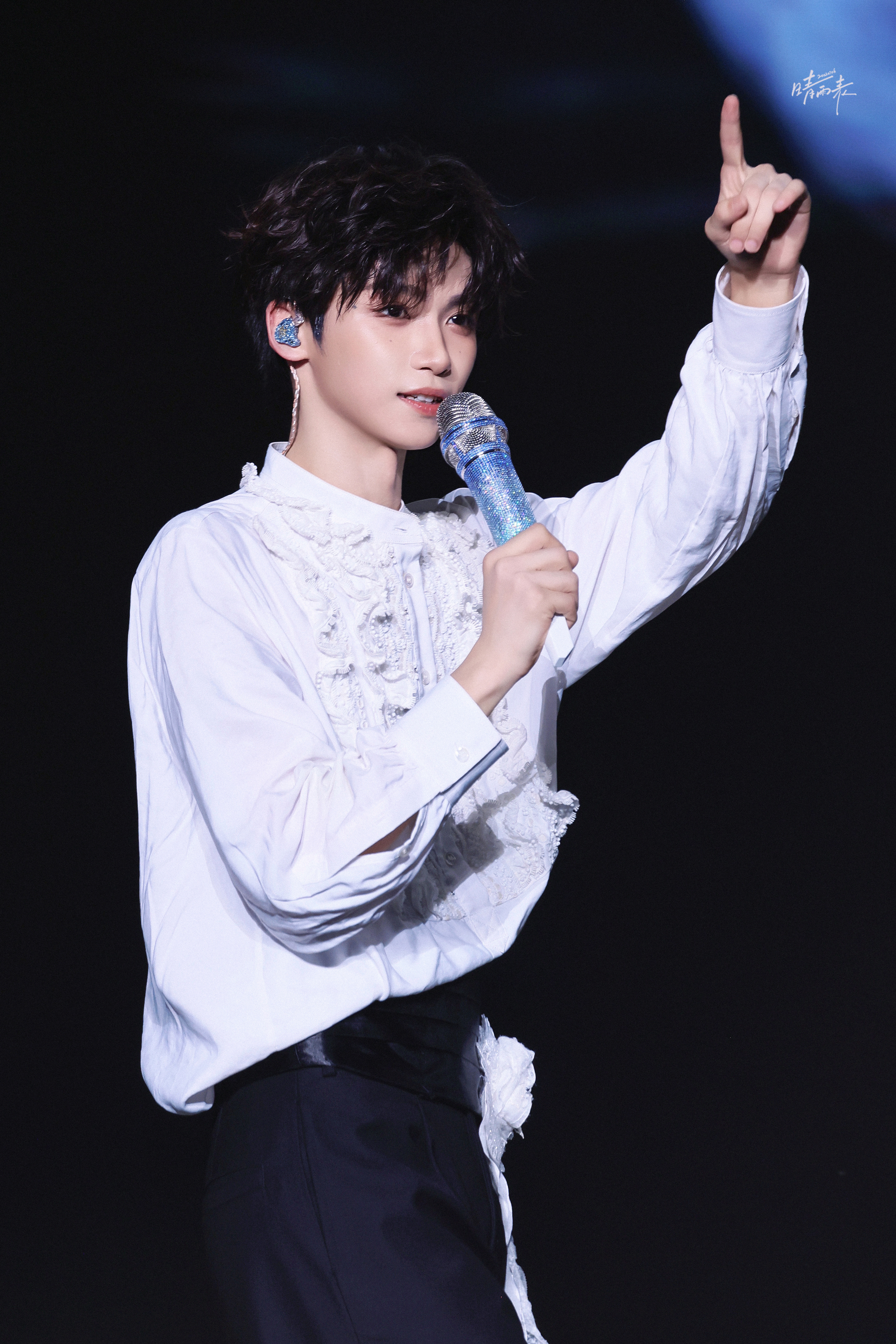 梓渝微博之夜六榜TOP1生而为总榜第一我很抱歉 下次还要拿第一☝ 