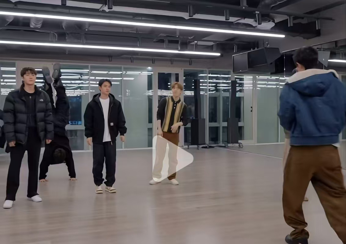 张艺兴随时随地倒立张艺兴突然倒立张艺兴随时随地倒立，谁把他电池扣了，