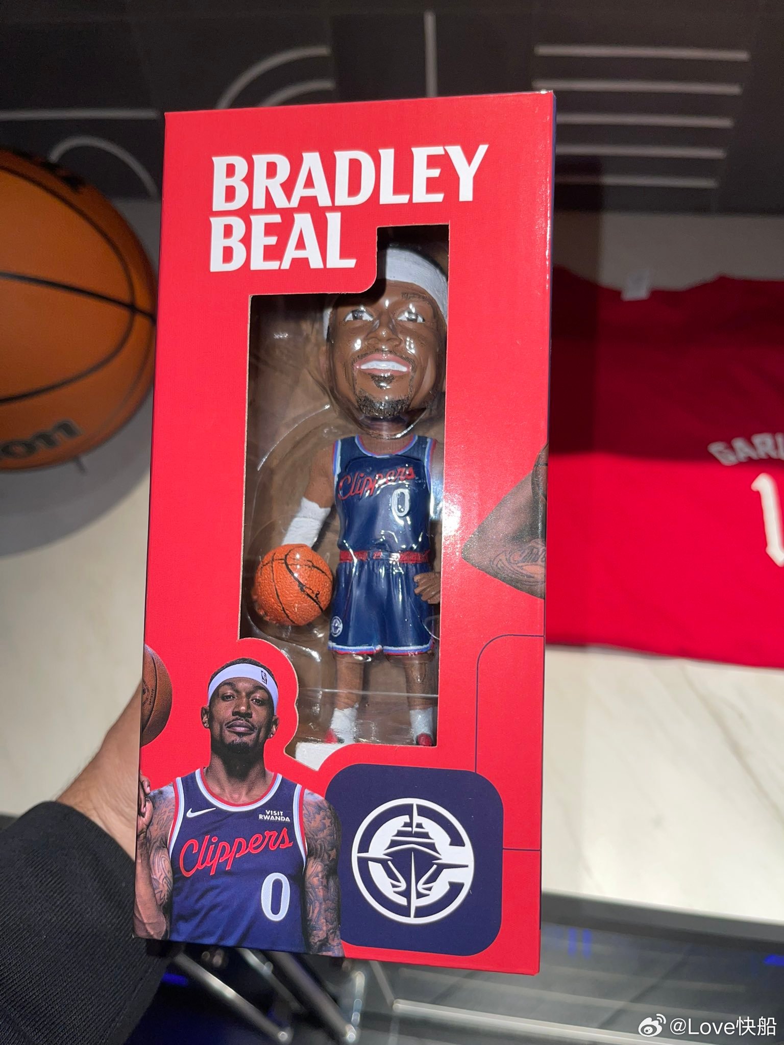 据现场美总反馈，比尔的摇头娃娃不是很受欢迎，很多人都不要，咱们有人要吗？