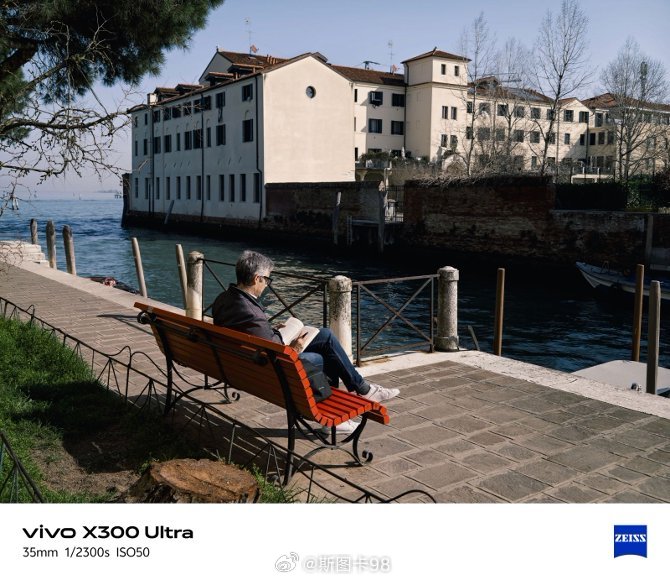 X系列旗舰定义为V单，称其为移动影像新物种。V单跳出传统手机堆料思路，以专业相机