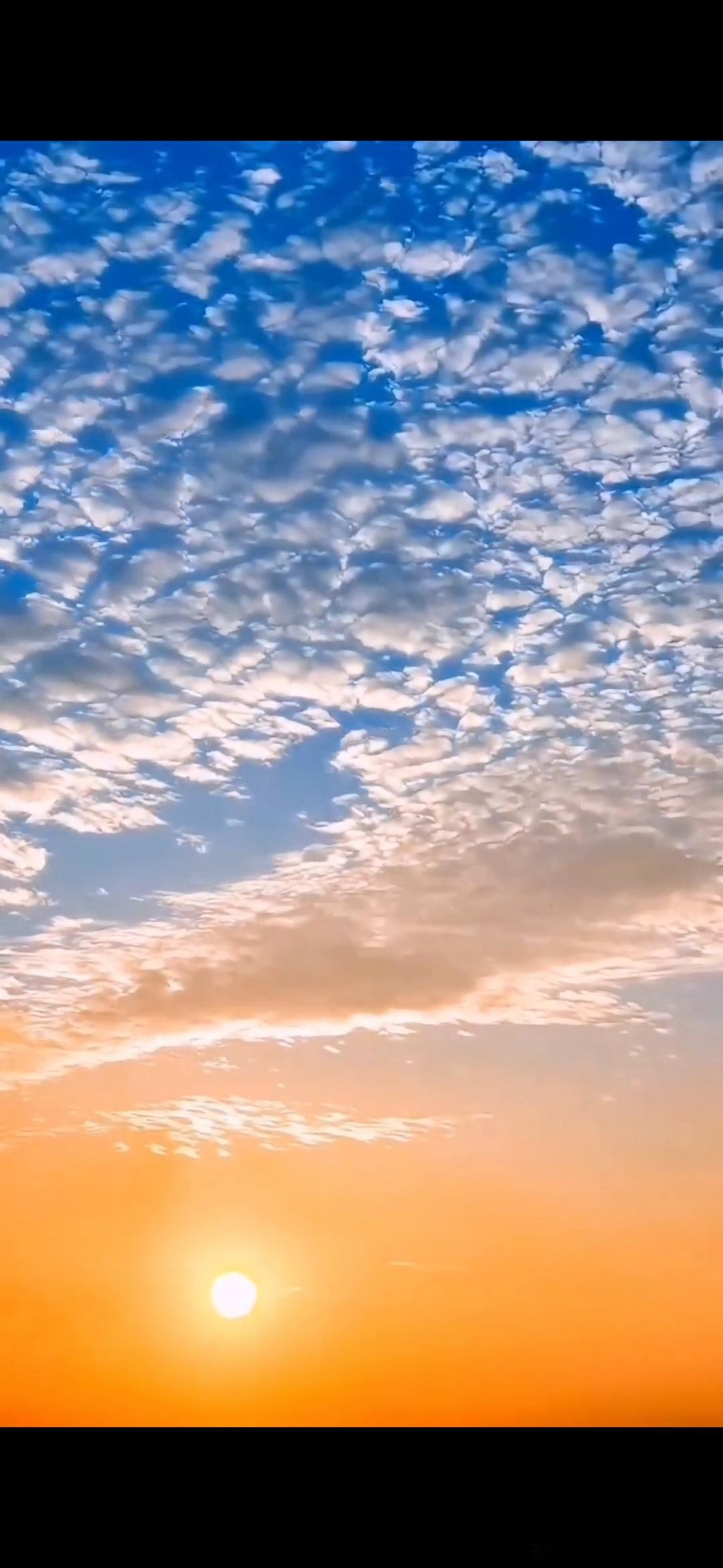 #情感#                     《无题》云开月明众峰出，愁肠岂