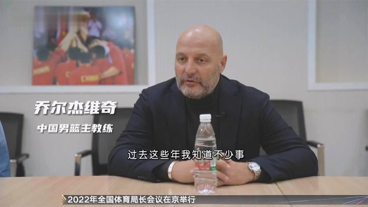 姚明:老乔啊，你这主教练怎么干的啊，比赛打的什么呀，让菲猴都给虐了。
老乔:哎，