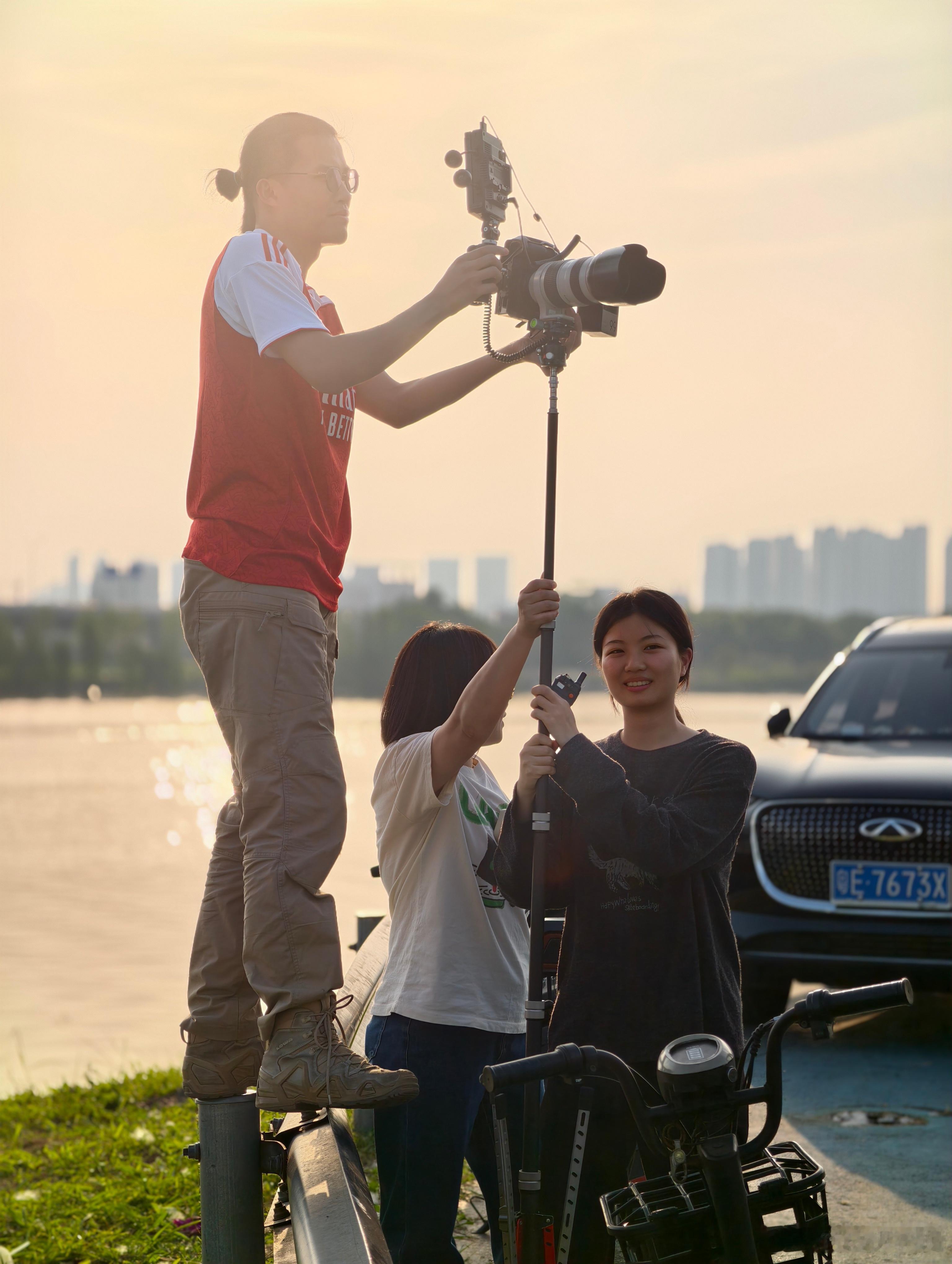 几位同学在条件有限情况下为了高机位也是想尽办法了！ 广州