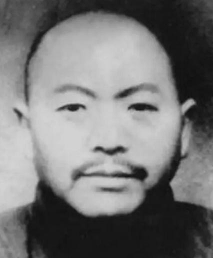 1941年的武汉汉阳，二十多个姑娘被日本兵推搡着往卡车里塞。

最小的那个梳着双