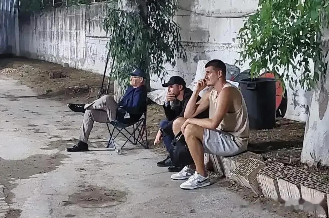 约基奇带着他的马去参加比赛，获得第七名之后，他好像有点不高兴。打电话一脸严肃的表