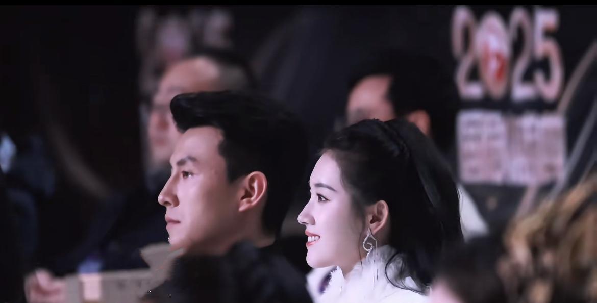 38岁上司盯23岁下属跳舞，严肃脸绷不住又强装镇定，这个微表情引爆热搜。
后台摄