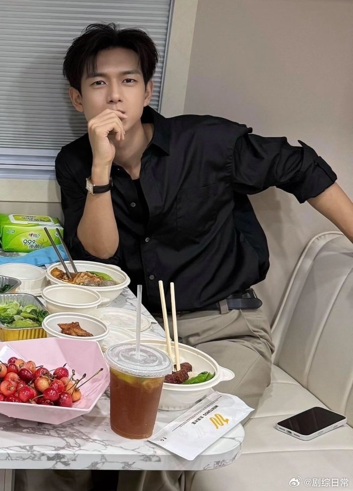 李现被聘为世界杯开球嘉宾历史性一刻！阿迪达斯正式官宣，李现成为首位在世界杯正赛开
