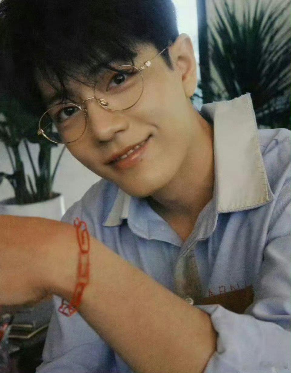 肖战官宣微博之夜啦！简笔画靠唇下痣一眼认出，这颗痣辨识度拉满，超期待舞台！