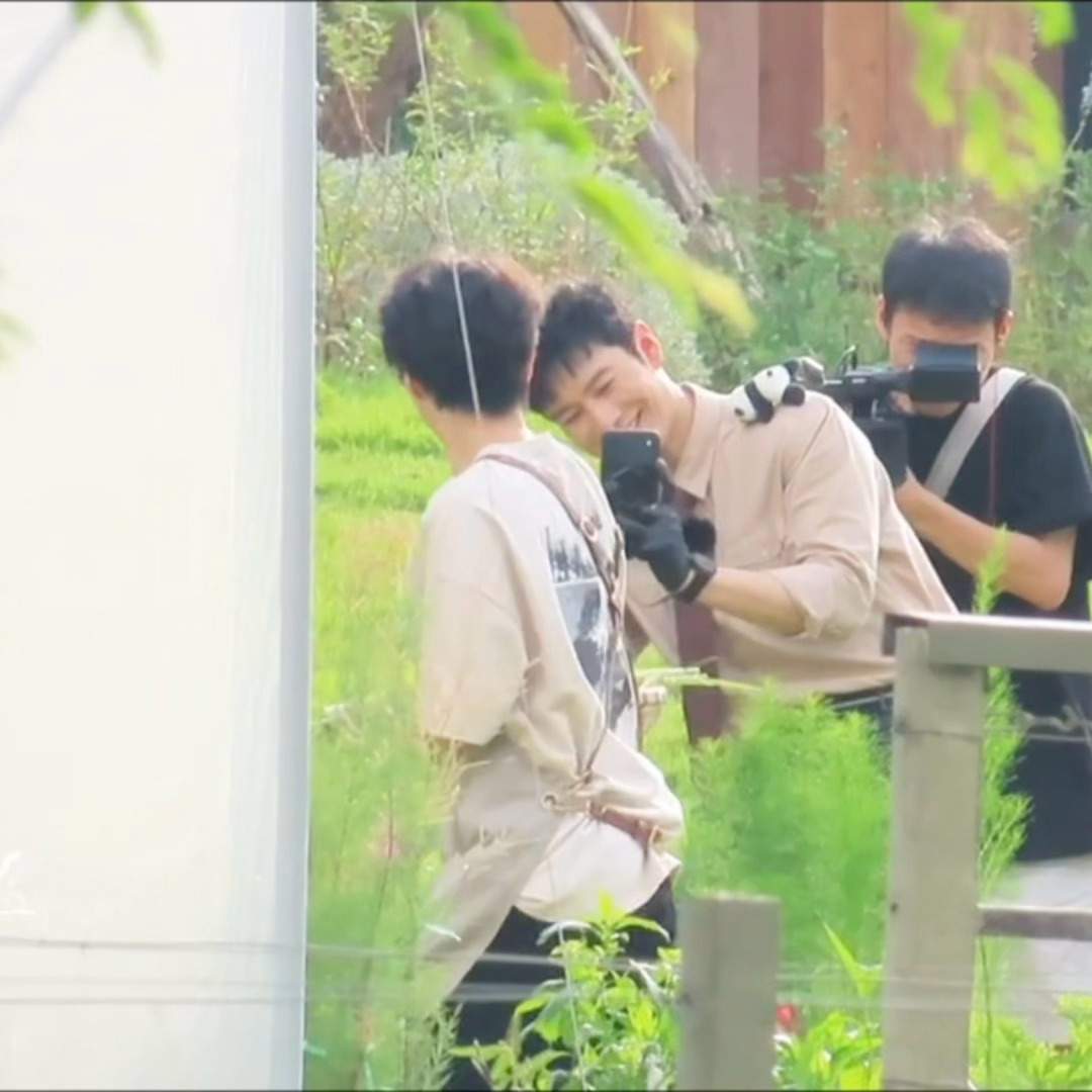 敢问这位提菜篮小哥可曾与后面那位公文包小哥有过私交王俊凯 中餐厅10