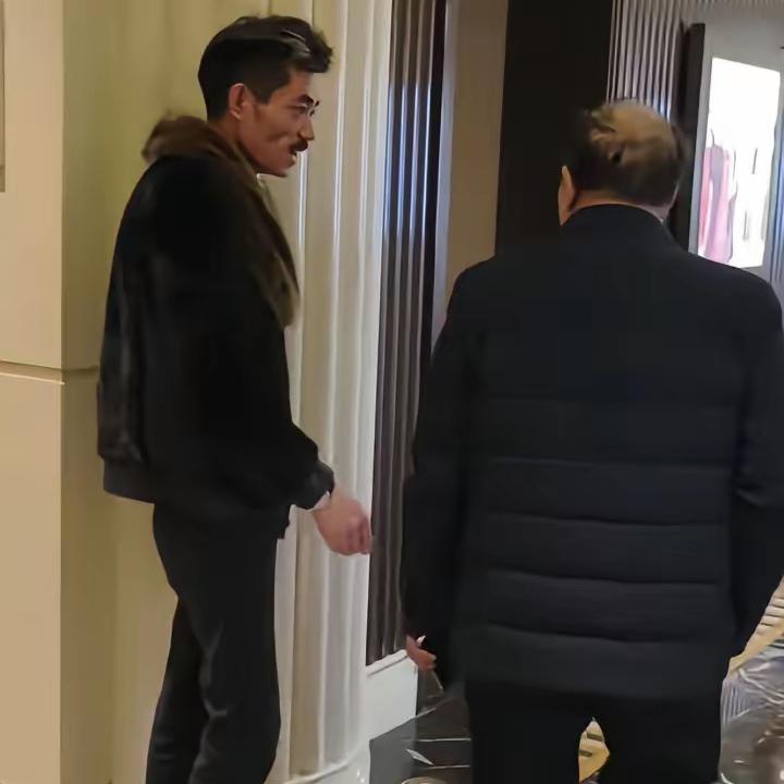 良心哥最近来到了上海和平饭店，在饭店偶遇玻璃大王曹德旺阿四哥想上前和曹总握手，可