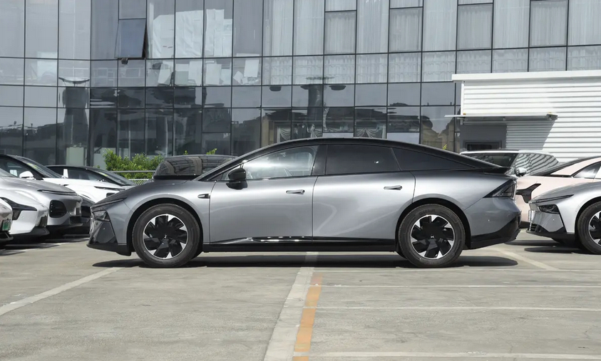 20万以内的纯电轿车，现在早就打成一片血海。在开了上万公里后，终于明白小鹏P7+