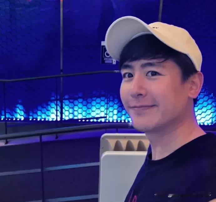 #疑似尼坤新恋情#
尼坤是以前和宋茜参加结婚节目扮演夫妻很火的明星，不过他早就不