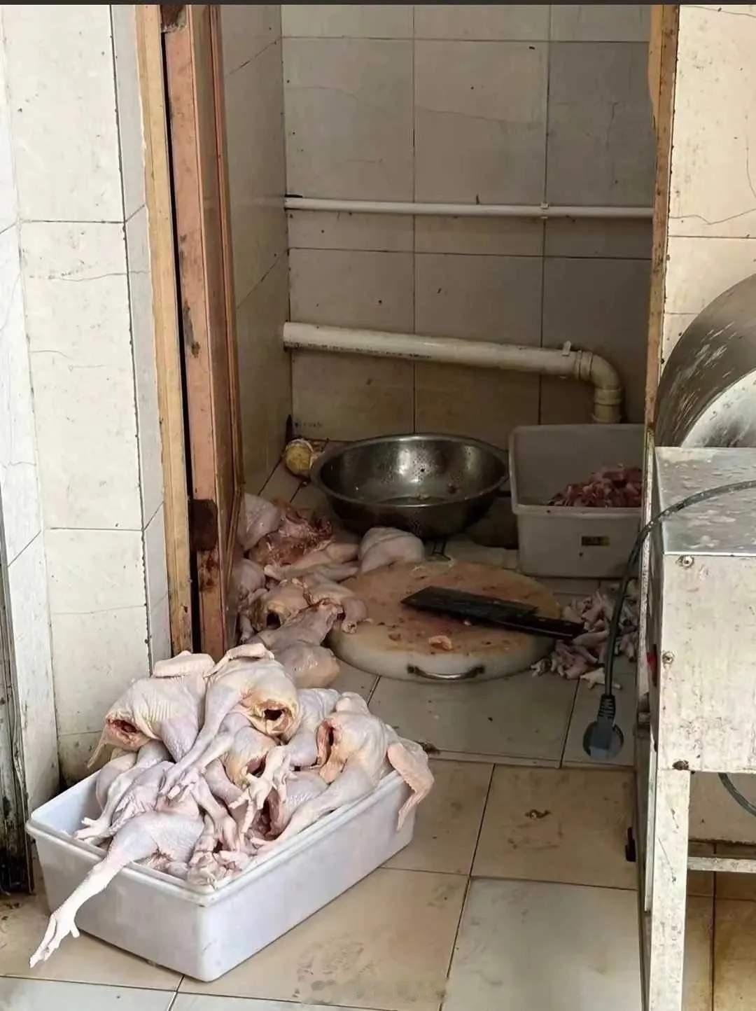 外卖店被曝在厕所洗鱼多方回应 能给你洗就不错了，还挑剔什么？[苦涩] 