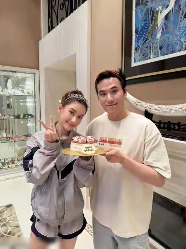 何超莲生日全家团聚，唯独窦骁缺席，俩人是离婚了？
何超莲庆生，妈妈、弟弟、姐姐全