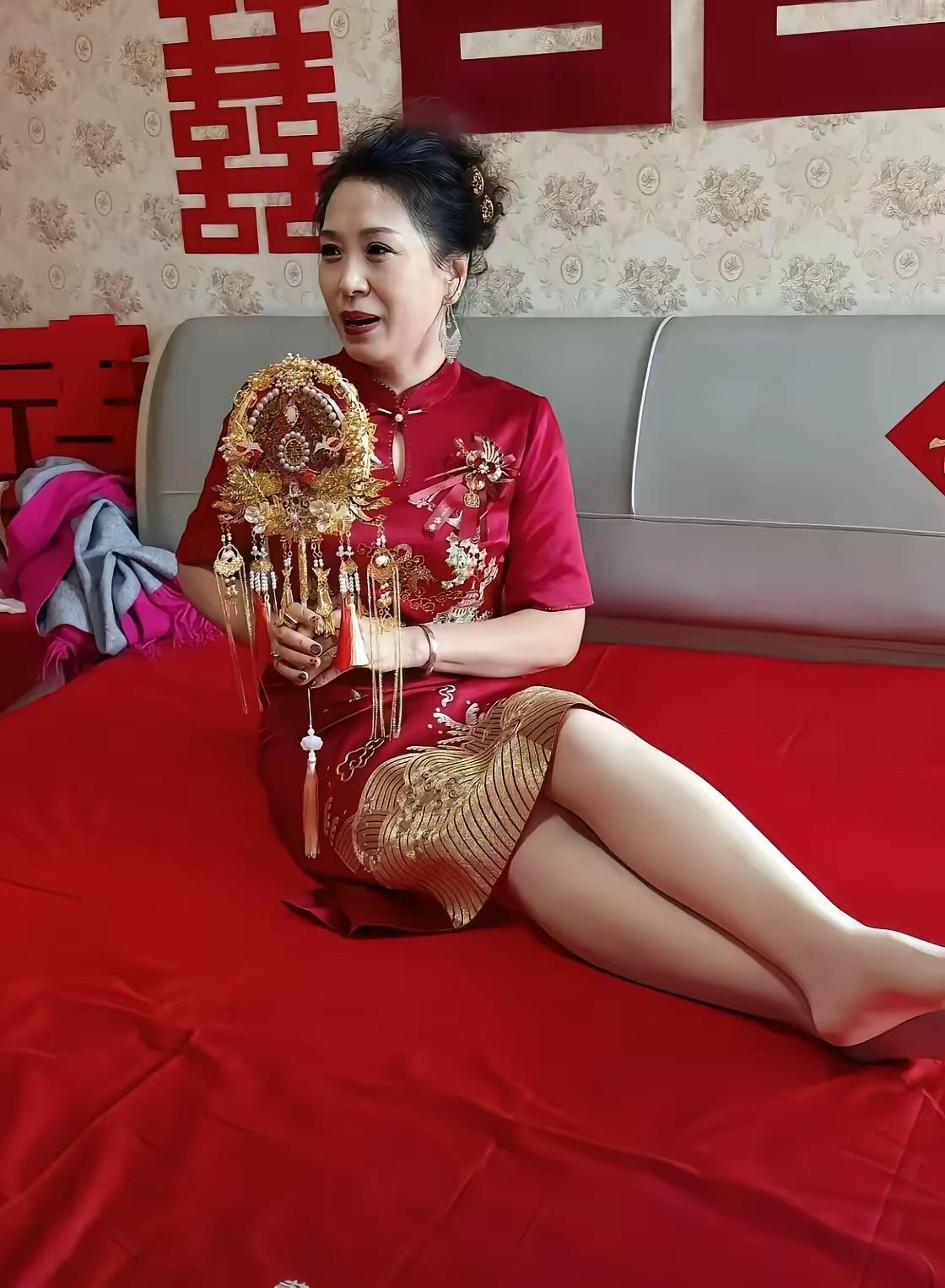 婚礼上的新娘子，大家猜猜她多大？真实年龄一曝光，网友：完全没猜对！
 
最近一场