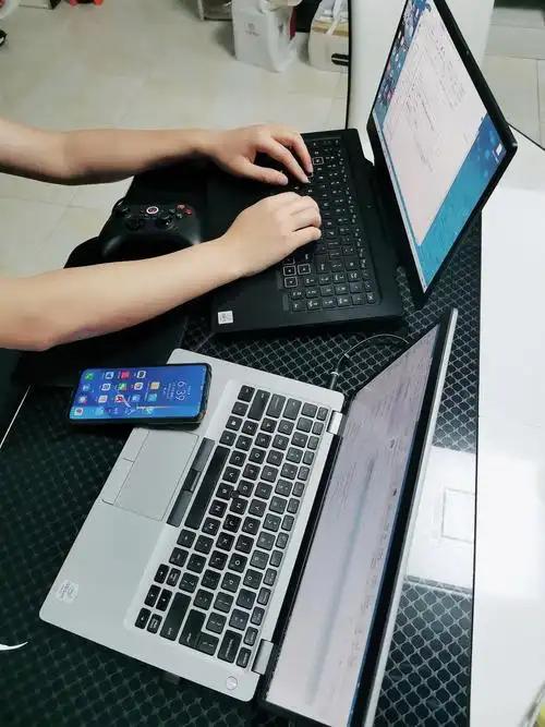 别指望一份工资养你，聪明人都在攒另一摊。

现在的年轻人精得很。班照上，摸鱼也照