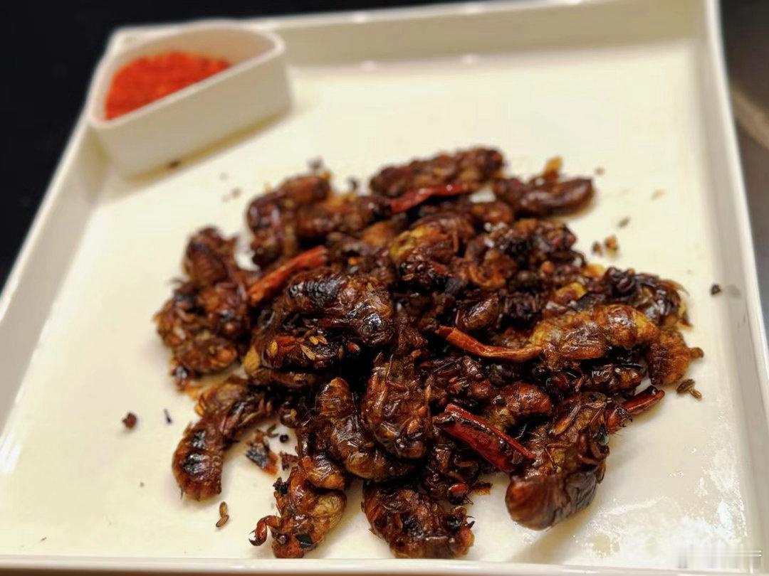 教练说这两天想吃什么就吃点吧，下周一开始严格刷脂，那就来一锅金蝉吧[偷笑]高蛋白