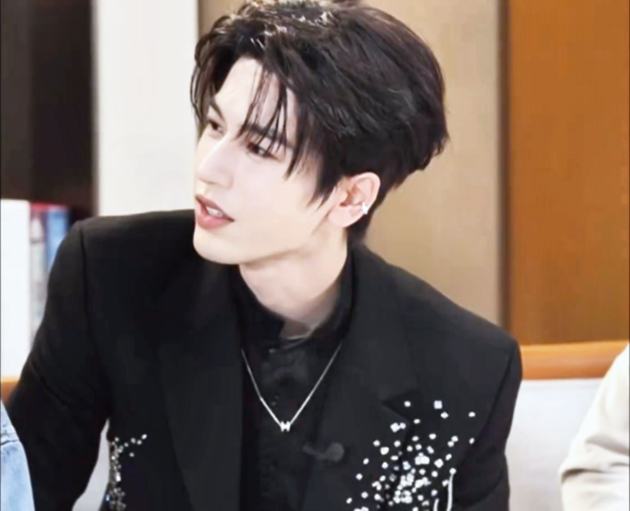 凌赫连轴转状态好成这样🥵耳骨夹痞帅风完全主人级别