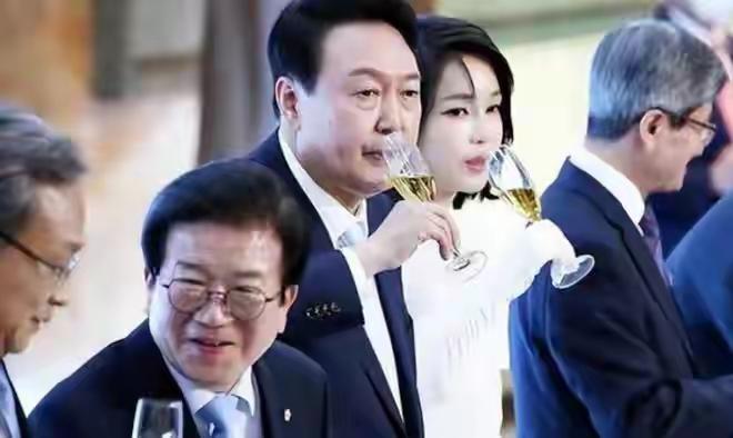 尹锡悦，入狱前美酒美食有得尝，还有佳人陪伴在侧。入狱后，没有佳人陪伴在侧就算了，