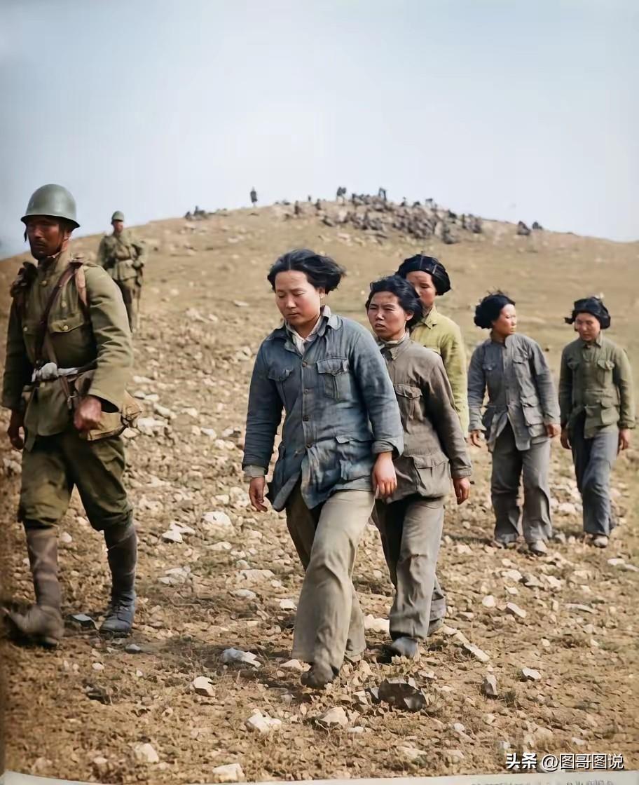 徐州战场上，五名被俘的国军女兵衣衫褴褛，她们的身旁就是凶狠的日本兵，但是她们眼中