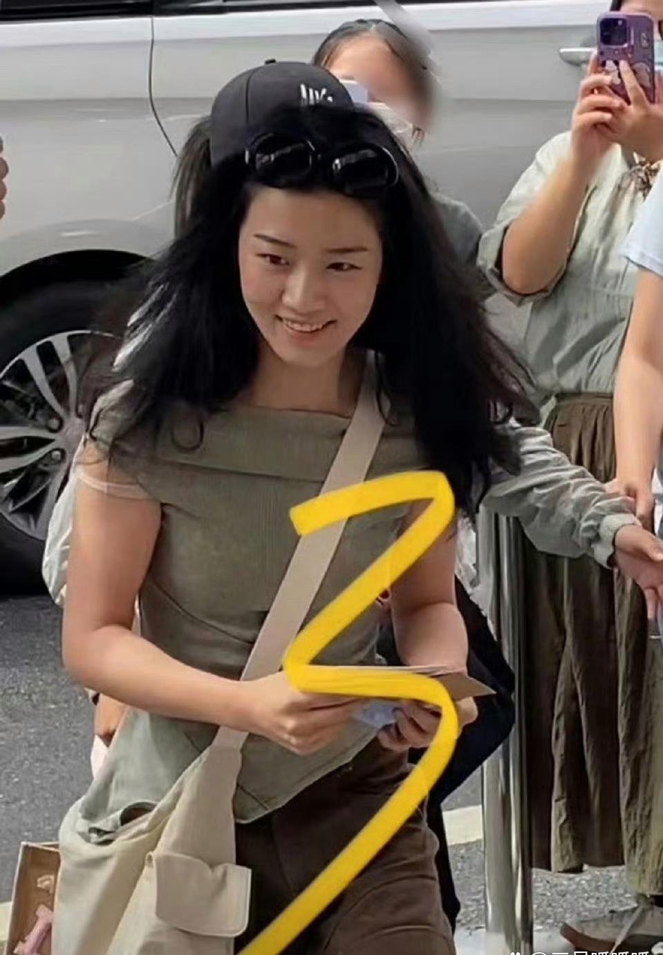 说实话卢昱晓真的过于松弛了，普通人也不会这样出门，难道出门前没照镜子吗 