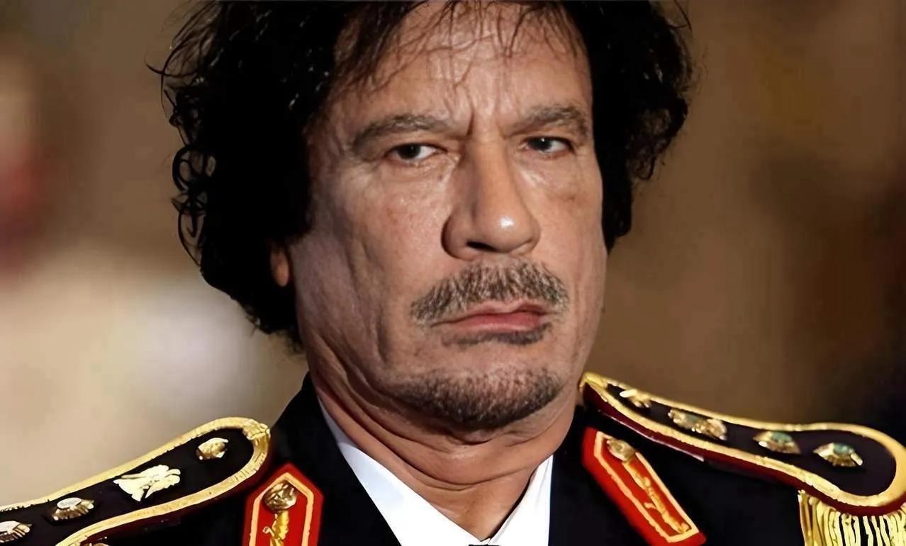 卡扎菲统治利比亚四十二年，把“反帝”口号喊得震天响，动辄在联合国痛斥西方霸权，宣