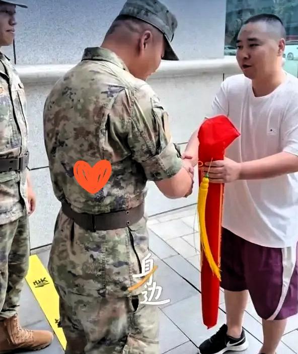 四川成都，一位网约车司机凌晨突发脑梗icon，可他却放弃自救去医院，拼尽最后力气