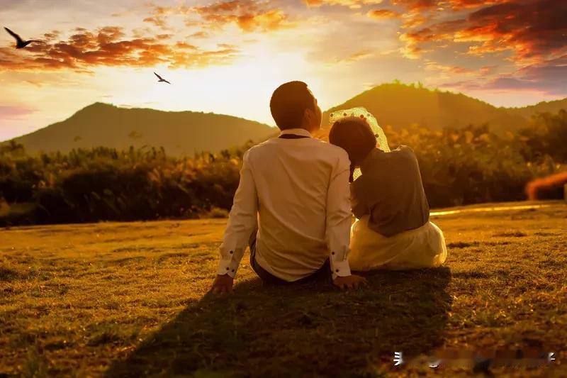 夫妻之间最真谛的一句话，我觉得是“合起伙来对付世界，别关上门互相为难”。这世界本