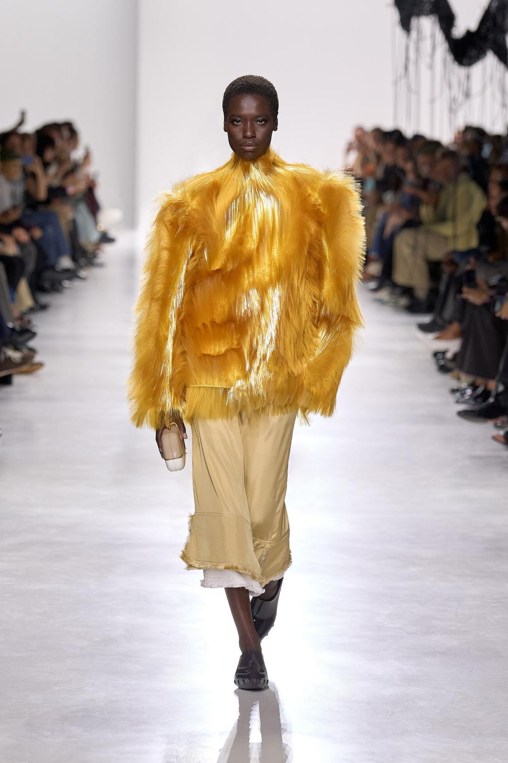 Bottega Veneta 2026春夏系列流苏羽毛廓形上衣也是本季 BV 宣