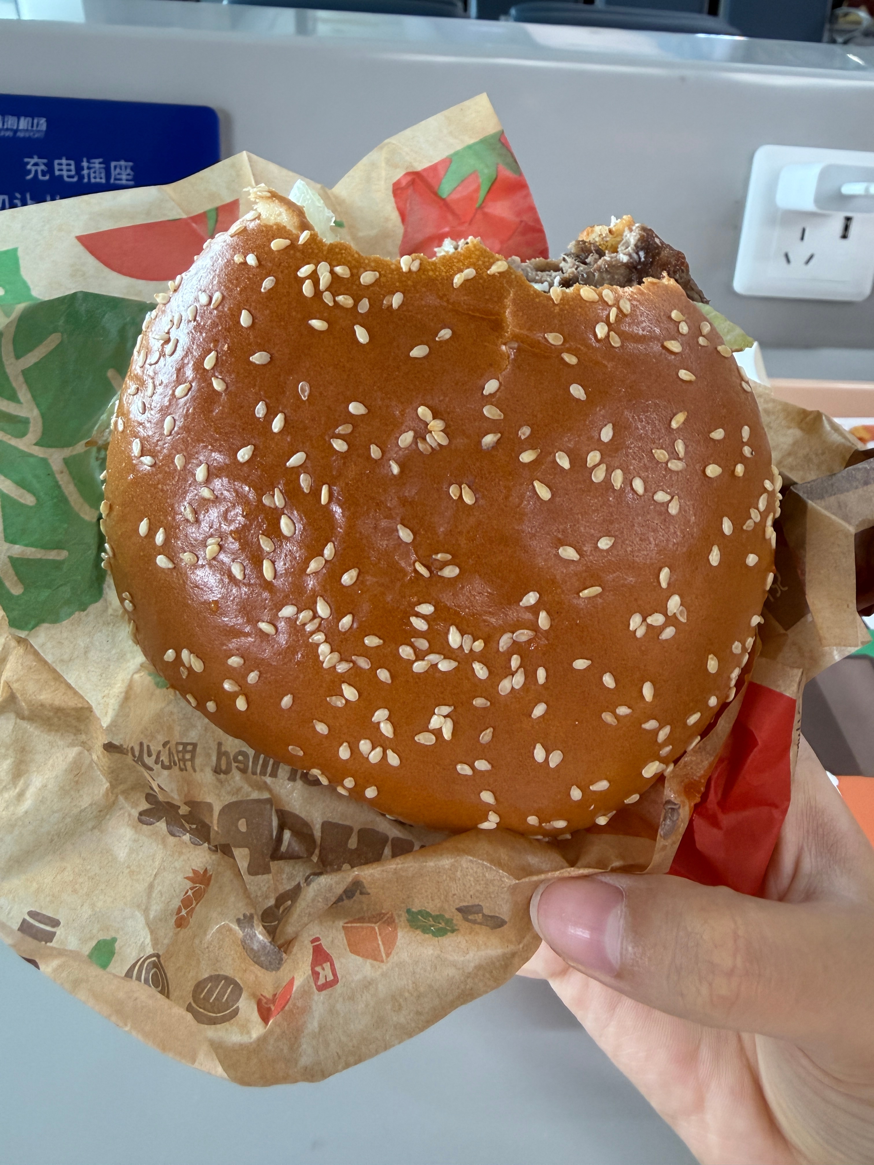 汉堡王的皇堡也忒大了，四大口下去了还毫发无伤 ​​​
