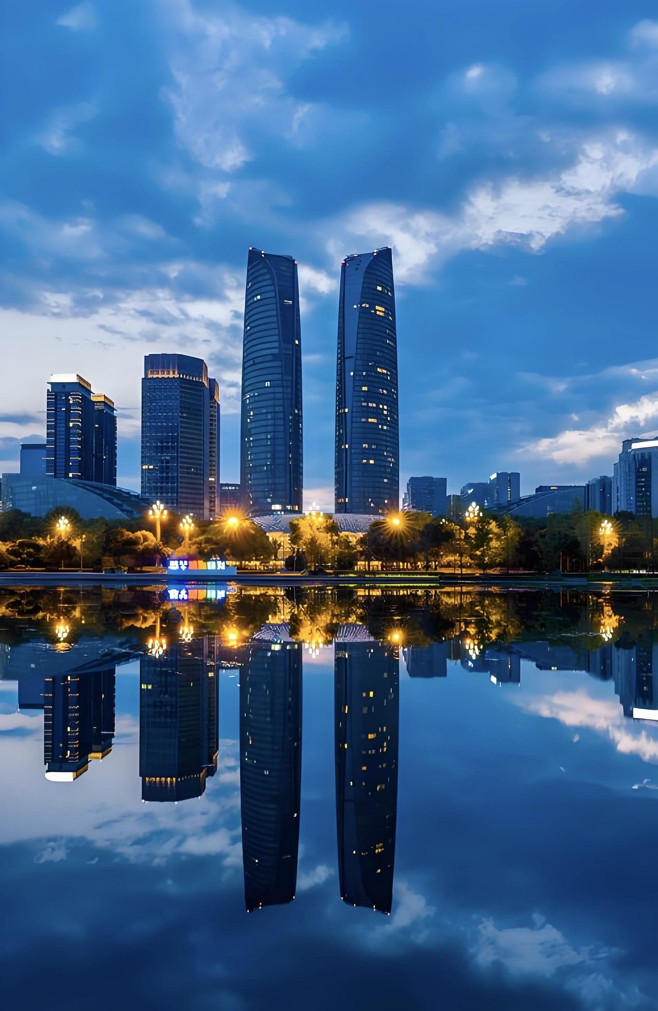 单位司机是个老重庆人，他认为“川渝一家亲，成渝世代仇”就是一个悖论，重庆对四川没