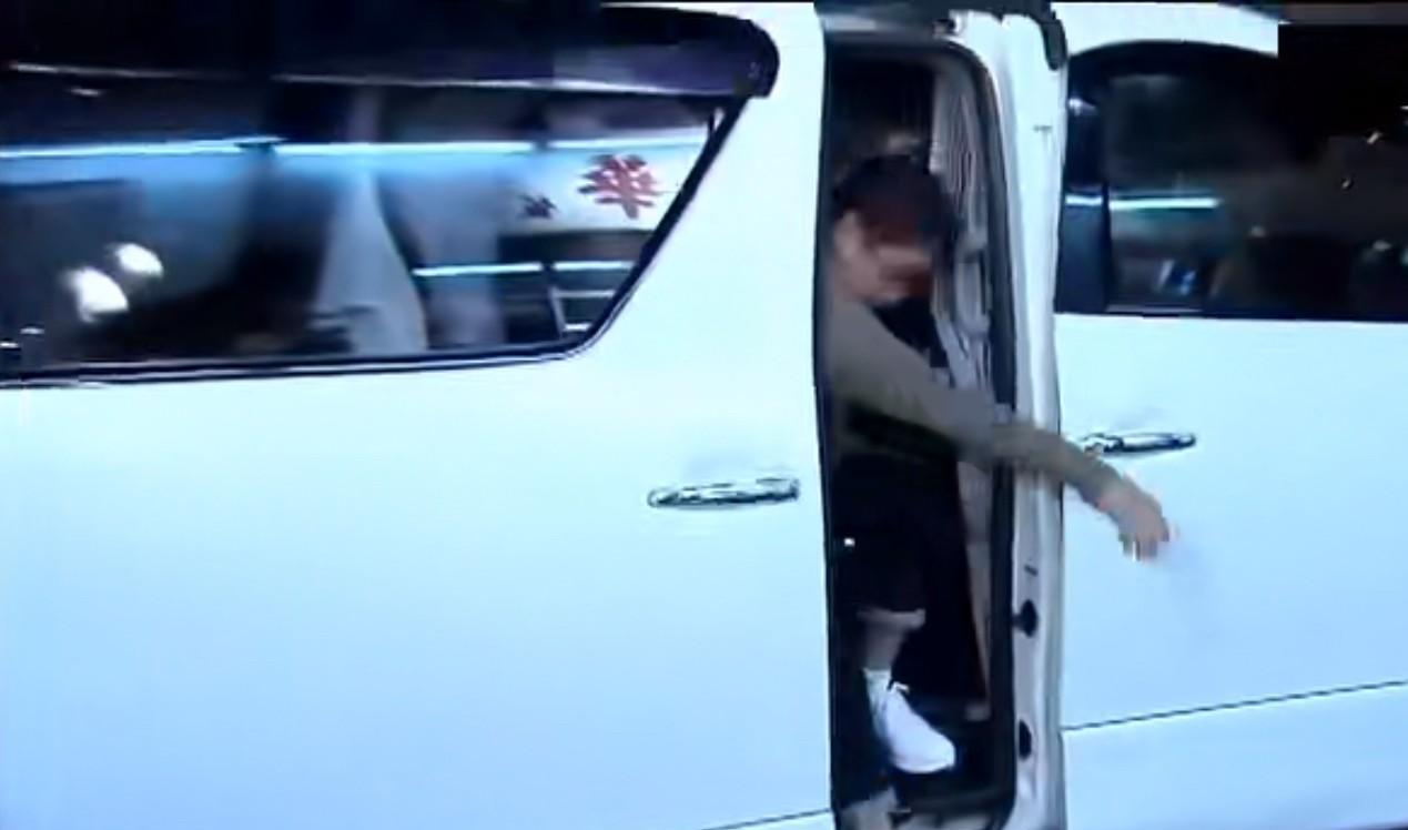 74岁的谭咏麟，深夜跑去深水埗一家大排档，结果竟被老板当众“上了一课”，这事儿你