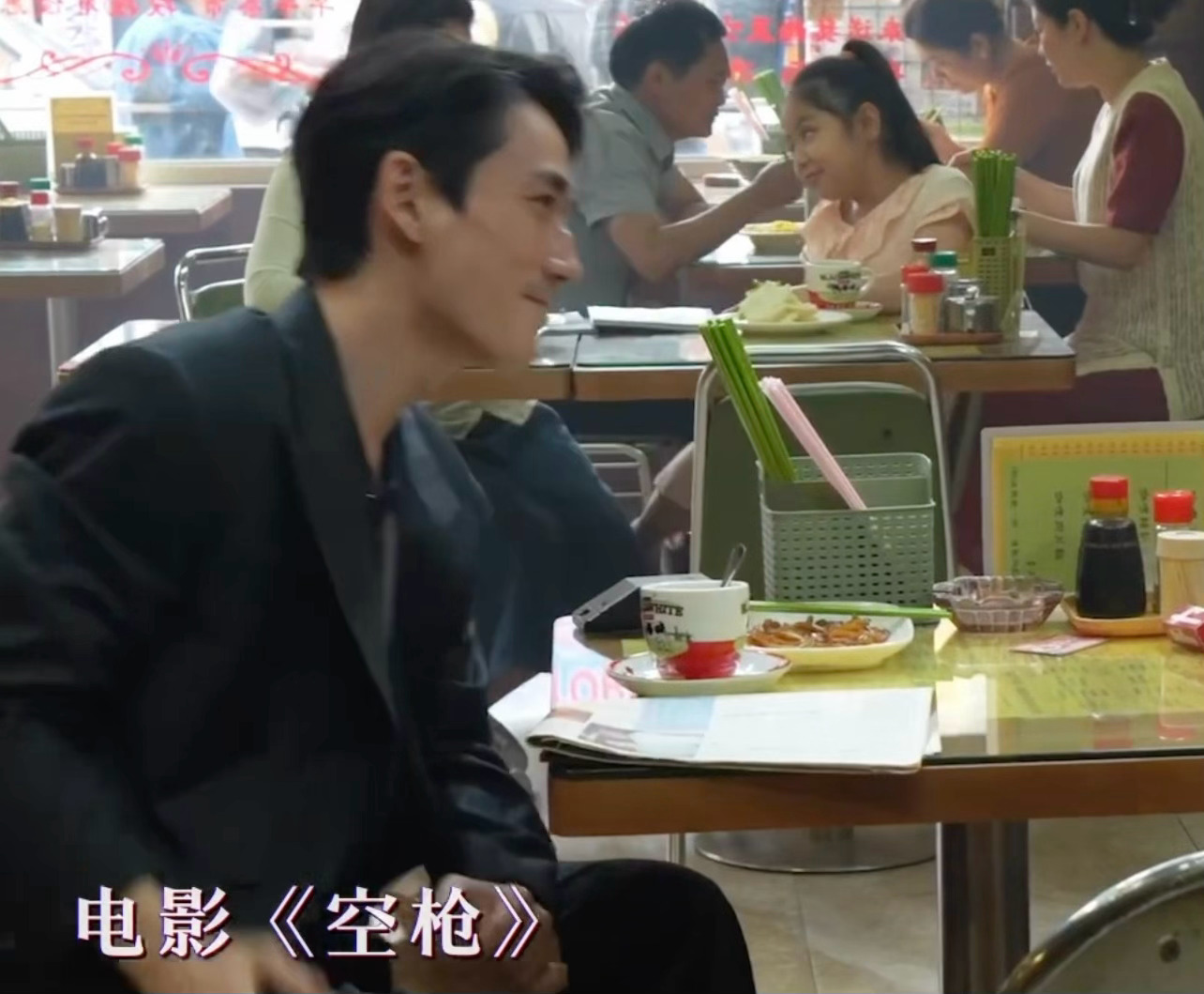 我手怎么疼了原来是被哥哥的下颌线划伤了[抓狂] ​​​