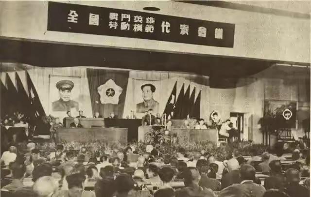 [微风]1950年，68名战斗英雄参加完表彰大会，在下火车时，却遭到200多名土