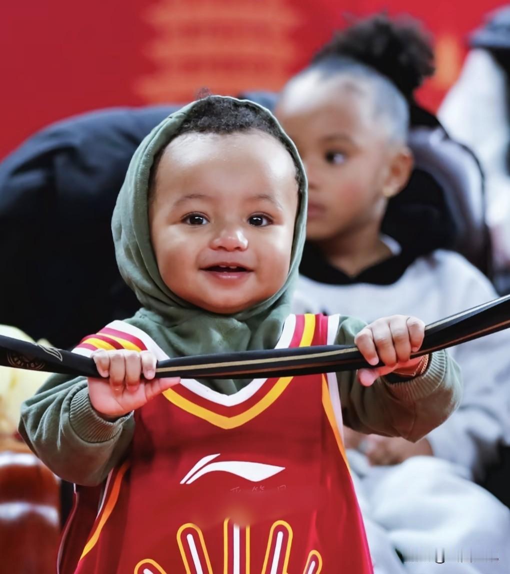 迪亚洛的小孩一周岁了，祝他生日快乐。
2025年1月18日，山西汾酒男篮在联赛激