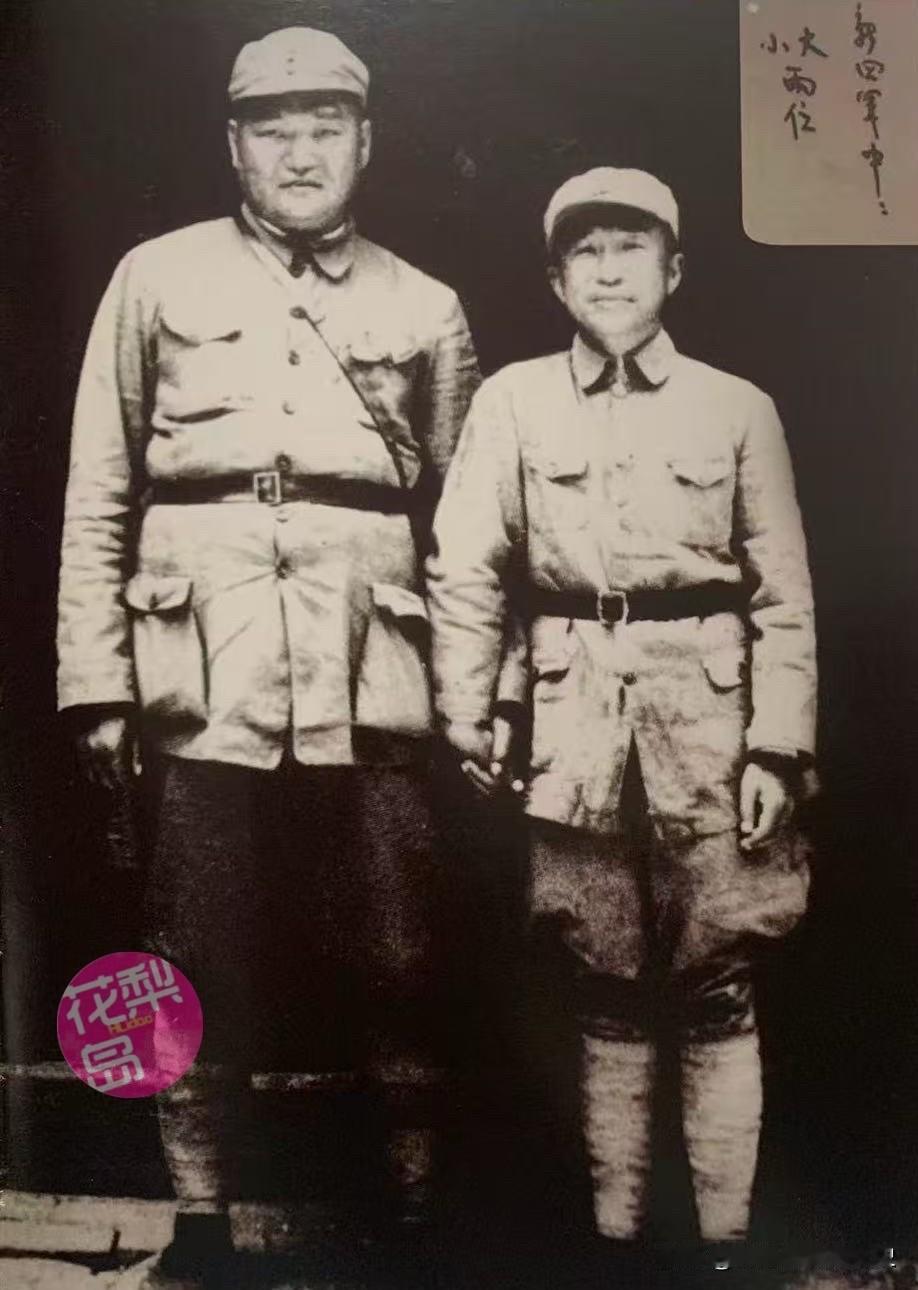 1939年，在新四军江北指挥部，叶挺军长举起相机，为军部的两位将领张云逸与罗炳辉