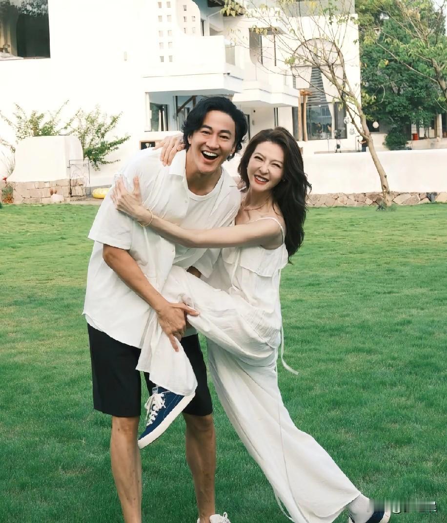 何润东与林姵希结婚也好几年了，感情非常的好，婚前何润东想要好几个宝宝，但是这个缘