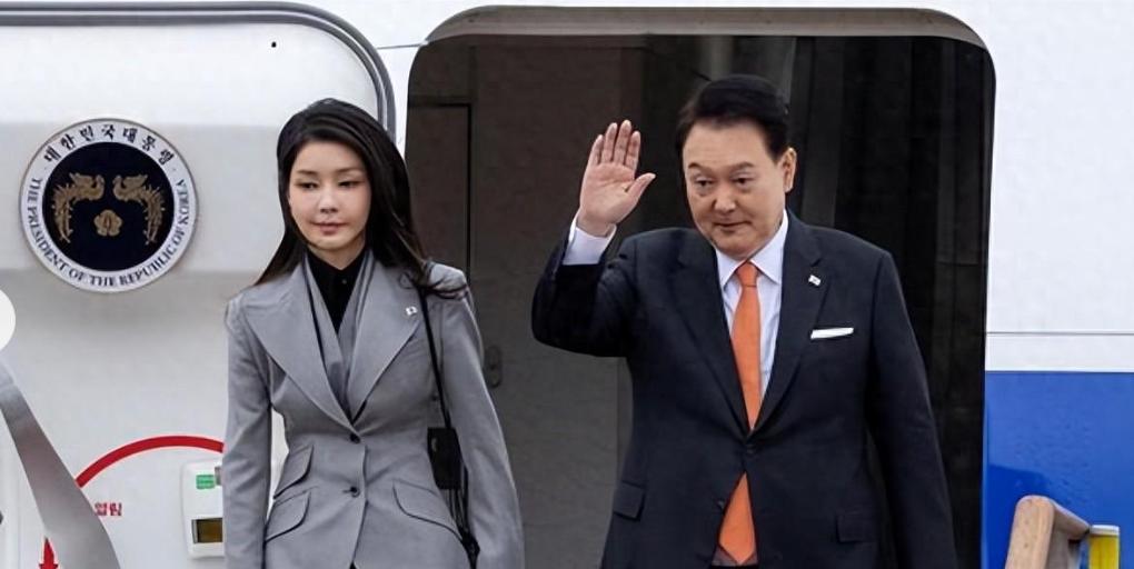 李在明为什么对尹锡悦夫妇赶尽杀绝，就连最后一丝尊严都不放过？

理由很简单，尹锡