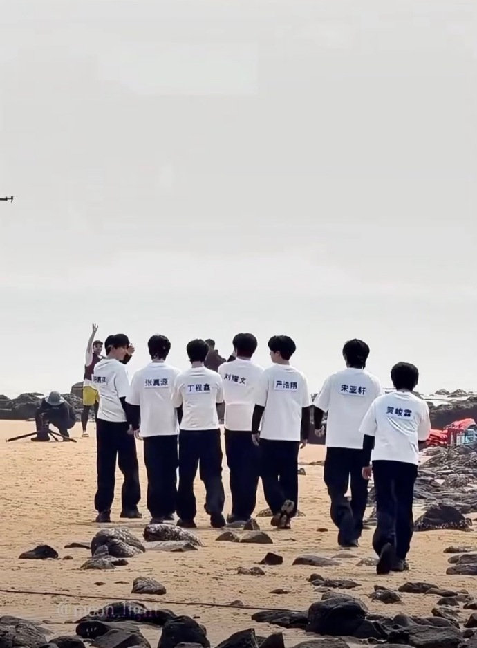 时代少年团奔跑吧名牌时代少年团名牌背影照 时代少年团奔跑吧名牌背影照，录制顺利呀